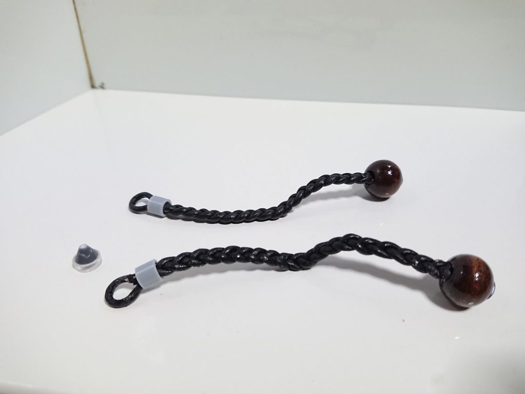手芸店で買った革紐を三つ編みにして先端にビーズを付けました。根元の輪はウェーブの肉薄プラパイプです。