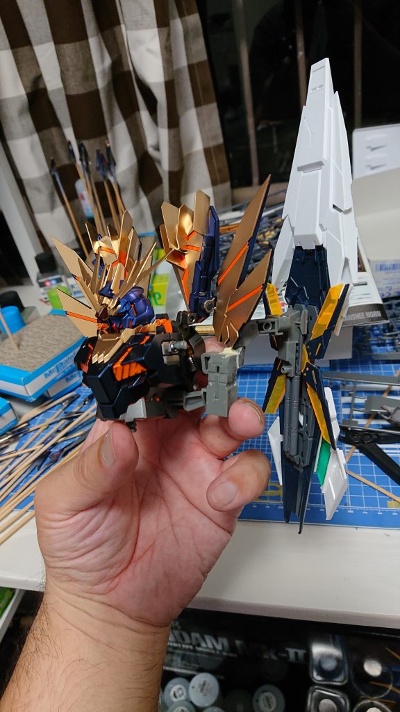 一番の難関アームドアーマーDEの接続。フルアーマユニコーンのフレームにフェネクスの接続部分をパテと瞬間接着剤で取り付け。