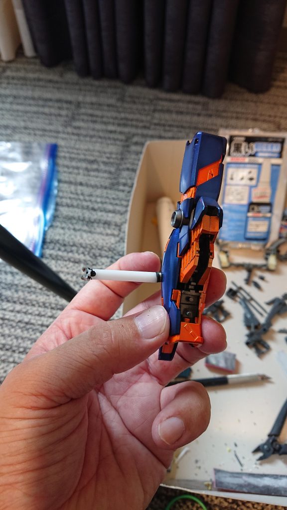 ビームマグナムの接続はプラ棒にネオジム磁石を取り付け足の中に磁石を埋め込みました。