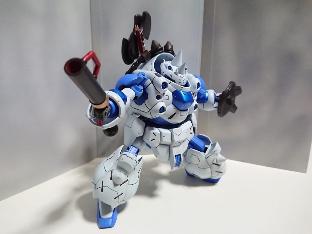 武装1 グレネード銃とバックラー強力なナパーム弾を打ち出すハンドガン。プラパイプにプラ材屑を合わせて作成ラピュタの銃を意識してます。盾はグシオンの肩アーマーで足首の動きを良くするためボールデンで延長してます。あと本体のトゲはMSGパーツです。