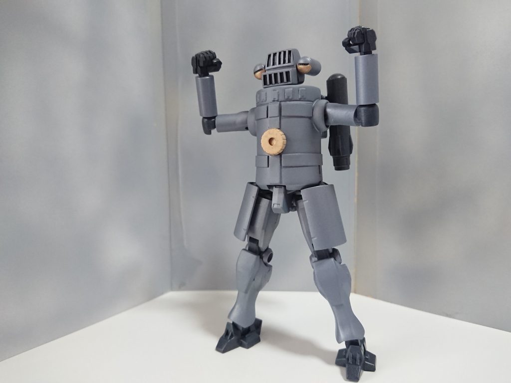 本編でも武双らしい武装はないので何も作ってません。メインパイロットが空手が特技の設定なのそれっぽいポーズや劇中のポーズで撮ってます。画像は着地シーンをイメージ