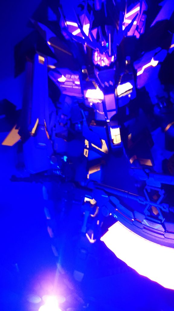 蛍光塗料を使いサイコフレームはブラックライトを照らせば光るようにしています。