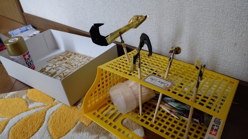 お恥ずかしいくらい適当な環境で塗装しています・・・金色はおなじみにランナーごと塗装しました。それと今回は頑張ってマスキングをしました。ブリッツ側の肩の金色の部分と、マガノイクタチのネジっぽい部分です。