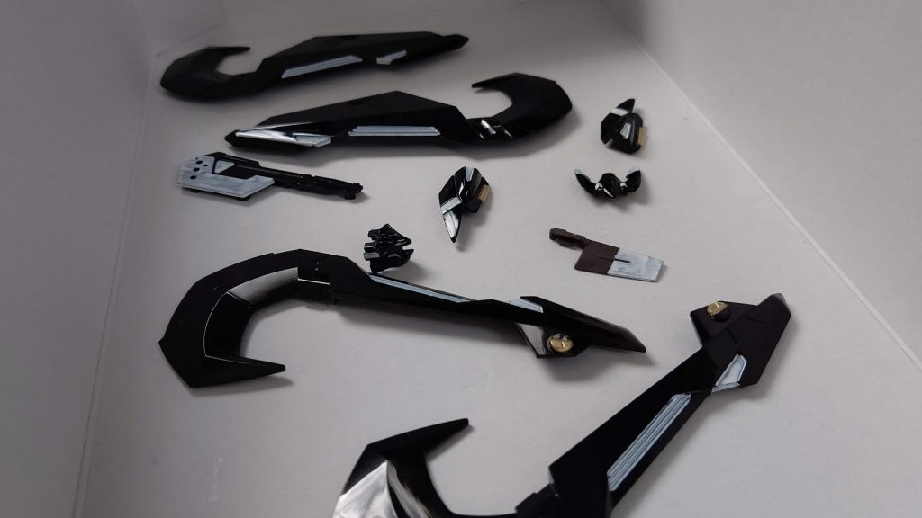 グロスインジェクションで更に黒色なのでそのままではガンダムマーカーの赤色がのらない!なのでGジェネキットで培ったニューホワイトを下地に塗ってから赤色を塗装しました。