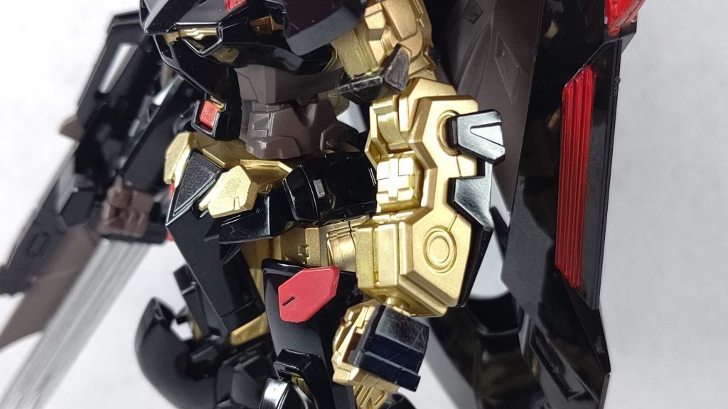 お店でMr.カラーかタミヤのスプレーか悩んだんですがこちらのほうがなんかゴールドフレームに合っている色だったので採用しました。