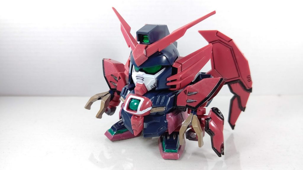 前顔のマスク部分、胸の緑の部分、エピオンクロー、足の部分などGジェネキットらしくシールが多いです(素組みでもカッコいいです!)なんとか部分塗装で仕上げました。はみ出ている場所とかあるんですけど大目に見てください‥‥