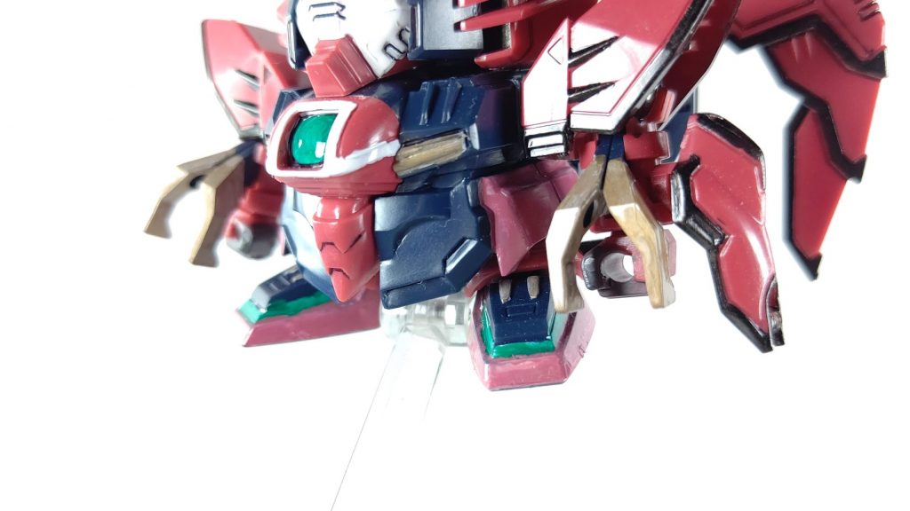 腰のサイドスカートの部分は元は黒なんですが所持していたガンダムマーカーで一番色が近かったシャアピンク2で塗装足の部分も黒だったのでシャアピンク2で塗装しました。こちらも下地はニューホワイト