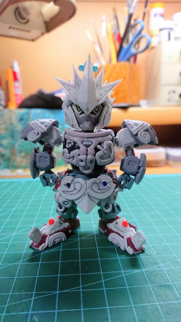 制作途中。異形のものということで。あえて、少し悪そうな形とフェイスに。使用したキットは、HGBF紅武者アメイジング ・HGアクトザク・ 三國伝司馬師ペーネロペーなど。ガンレックスやサイコゴーレム、あとは大魔人(笑)などイメージを参考にして。ボディ各所の縄文模様は、100均で買ってきたイヤホンのコードをカットして、瞬接でペタペタ張り付けました。