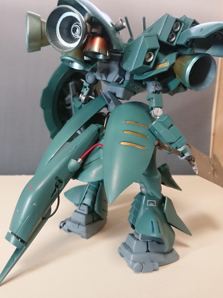 バックパック可動式のアームにドーム状のスラスターユニットを装備している。これは単体でAMBAC作用を持ち、高出力のスラスターの集合体でもある。