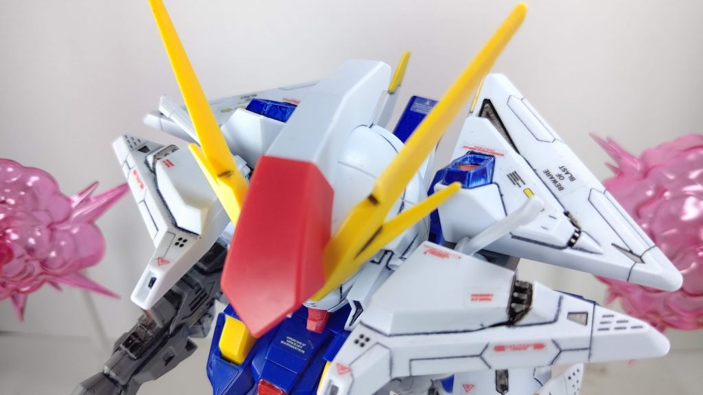 肩のアーマーを展開してミノフスキー・クラフト発動!