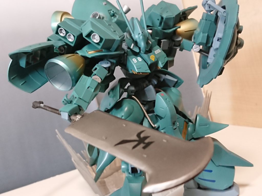 ズィール・シュベルトとあるジオン系組織がアクシズと共同開発した機体。既にアナハイムと共同で開発に成功した「ズィール・アイン」から設計を流用しつつ、ジオン系の確立技術や実験技術を注ぎ込んで開発した。機体コンセプトは「強行突破」であり、それを体現すべく高い出力と機動力、防御力を誇る。