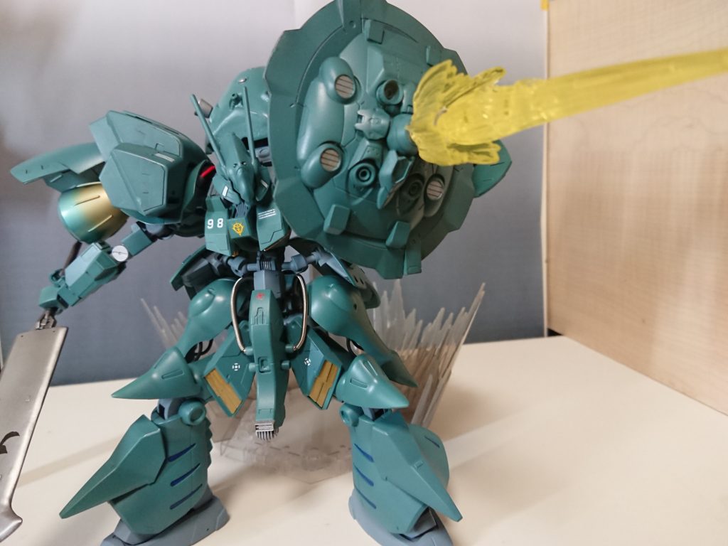 メガ粒子砲内蔵型大盾遠距離武装の少ない本機体の射撃を賄う装備でもある大盾。ジェネレータ直結のエネルギー回路を介して拡散メガ粒子砲を放つことができる。シールドの強度も装甲以上に強固で、縁は打撃に対応した形状と材質で構成される。