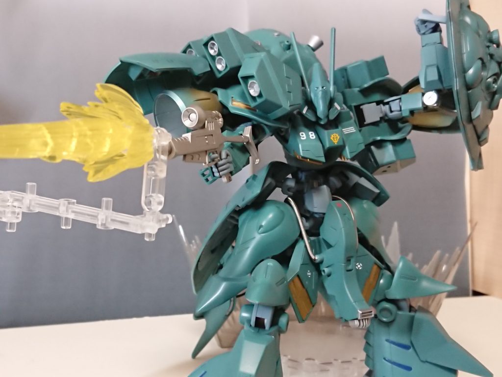 ビームライフルコンパクトゲルググのビームライフルを流用したもの。バレルを短くし、連射能力を主眼に置いた改修がなされている。実質低威力のビームマシンガンのように使用される。