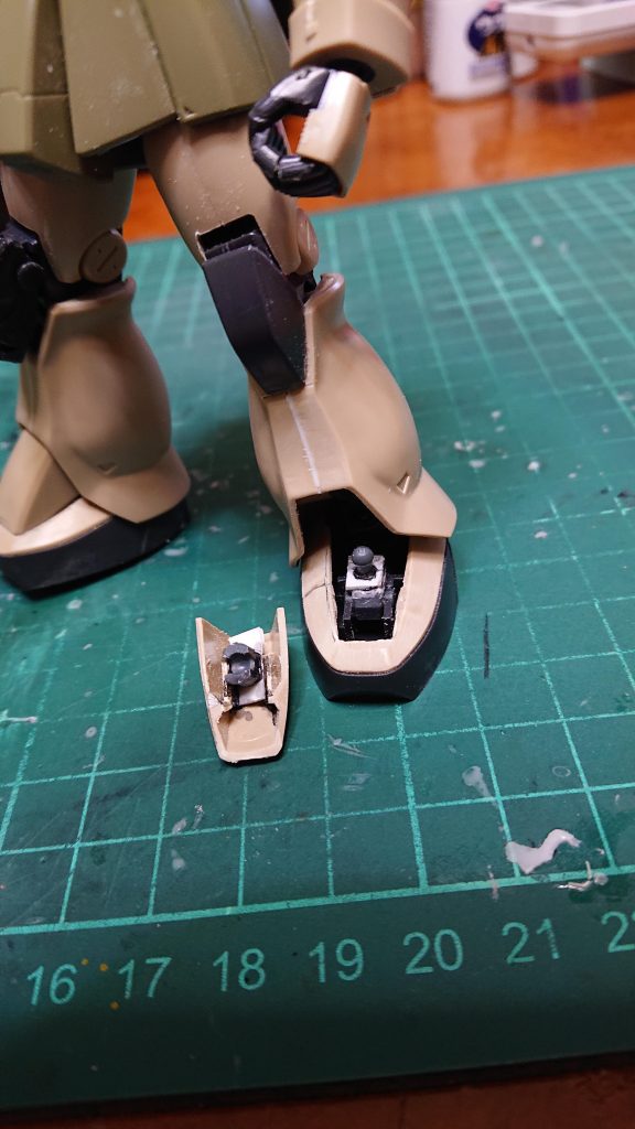 足の甲が足首の外装と一体化しているので、カットして、甲の内部に小さいボールジョイントを設置しました。