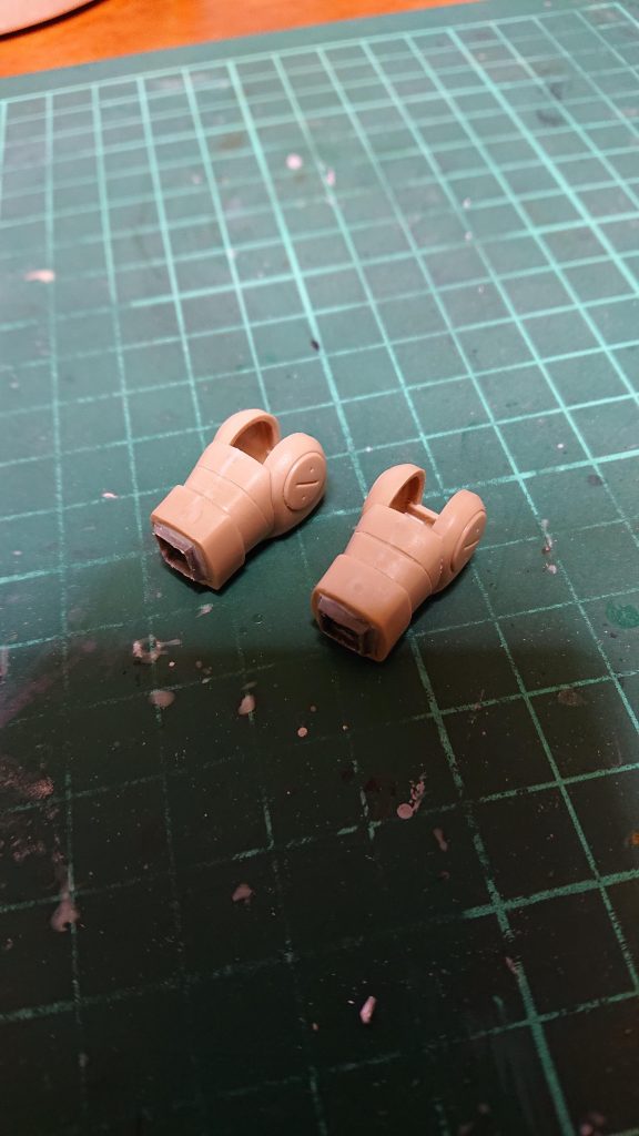 手首付近にアフターパーツのUバーニアを加工して手首カバーを付けました。