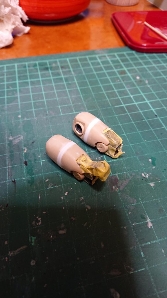 太ももを約2.2ミリプラ板で延長しました。