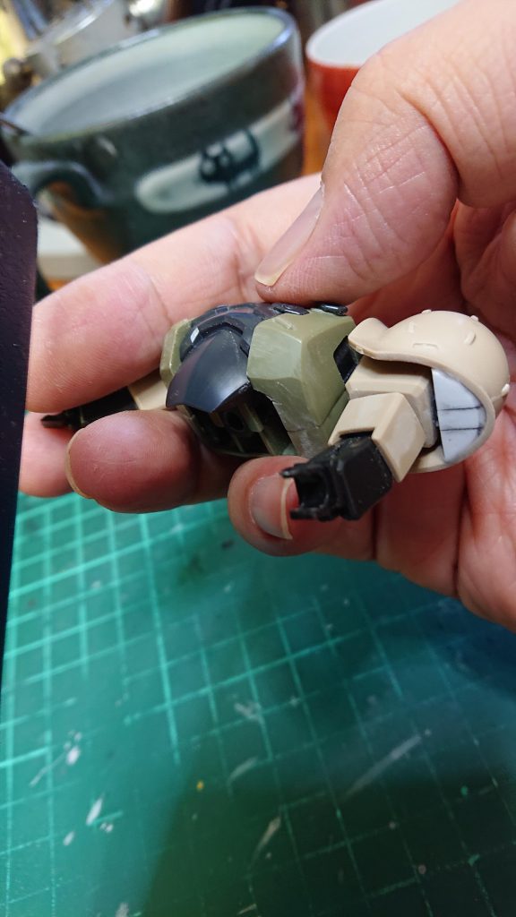 肩アーマーの内側をプラ板で隠したり。