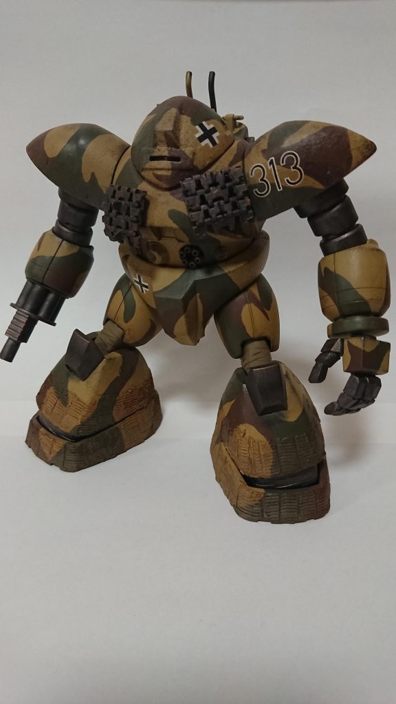 大戦時のドイツ戦車を参考に3色迷彩を施しました。その上からチッピング、フィルタリングを行い、ちぐはぐな色合いにならないように調整しています。デカールは市販の物を使用、綺麗に馴染んでます。