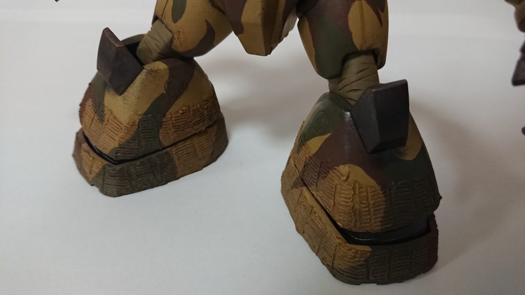 膝関節はパテを盛ってシーリング加工を施しています。足にはポリパテでツィンメリットコーティングを追加しました。