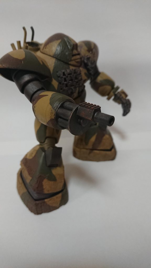 両腕は途中からゾゴックの腕に変更しています。右腕には6連装グレネードランチャーを装備プラ板とプラパイプを用いてスクラッチしました。