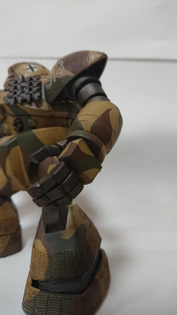 ゾゴックのハンドパーツは握り手と武器持ち手しかないので、握り手を用いて平手を作成関節ごとにパーツを切り離して再接着、肉抜き穴をパテで埋めて整形しました。