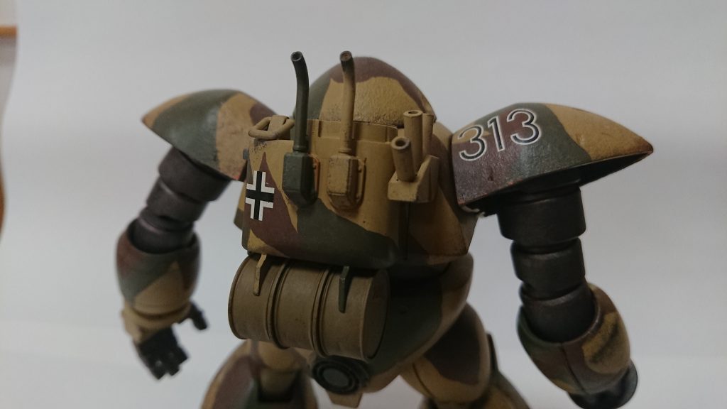 バックパックはこの機体のエンジン部にあたるので、それっぽいパーツを付けて密度を上げています。ドラム缶はタミヤの1/35ジェリカンセットから、横のスモークディスチャージャーはジャンクを用いて作りました。