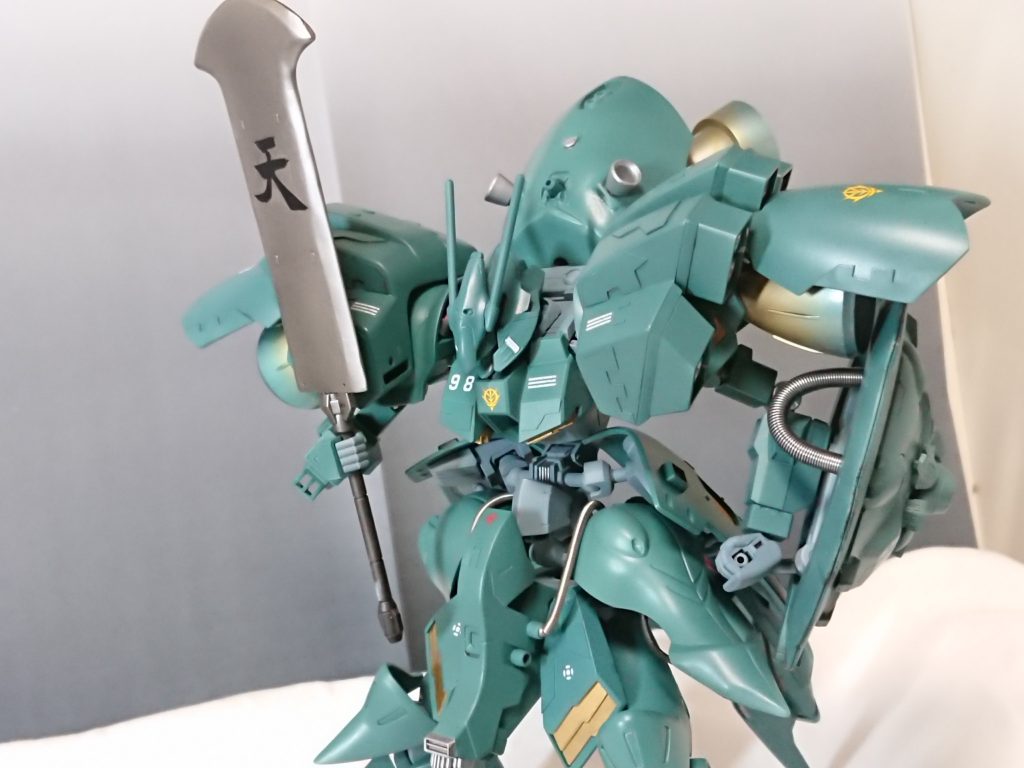 メイン武装  特殊合金製大剣機体の開発途中、木星付近の衛星で発見された特殊合金を用いて錬成された大剣。金属錬成段階でビームコーティング剤を練り込んであり、合金の強度と相まって対ビームシールドとしても使用可能。無論質量もあるため純粋な質量兵器として優秀であり、当事のMS装甲技術では耐えられない衝撃を生み出すことができる。