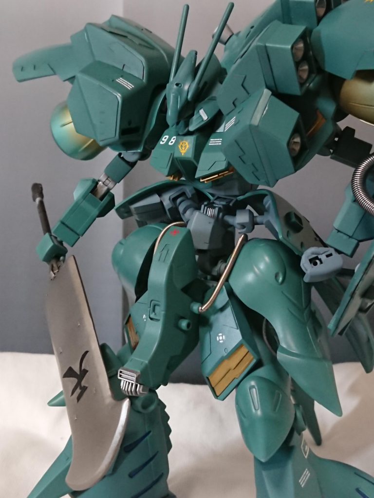 ???「開発コード〔キャリバー〕、先行して開発したズィールシリーズの雛型から基礎設計等を流用しつつ、既存のジオン系技術を統合して完成させた機体です。元々は公国軍製MS〔ガルバルディ〕の仕様変更機を利用した実験機でした。幾度もの改修によってほとんど原型をとどめておらず、最終的にズィールのフレームと設計を流用したことで新たなMSへと生まれ変わり、実質兄弟機と呼べる存在となりました。かなり極端な調整になっていますが、総合性能では〔兄〕と互角、特に格闘性能では凌駕しています。搭載されているサイコミュシステムも初期型とは異なるセカンドモデルを積んでいますし、開発担当者としては当機体こそズィールシリーズの最高傑作となりうると自負していますよ…」〜アナハイムスタッフより・元ジオン公国軍属MS開発研究員へのインタビューアーカイブ〜