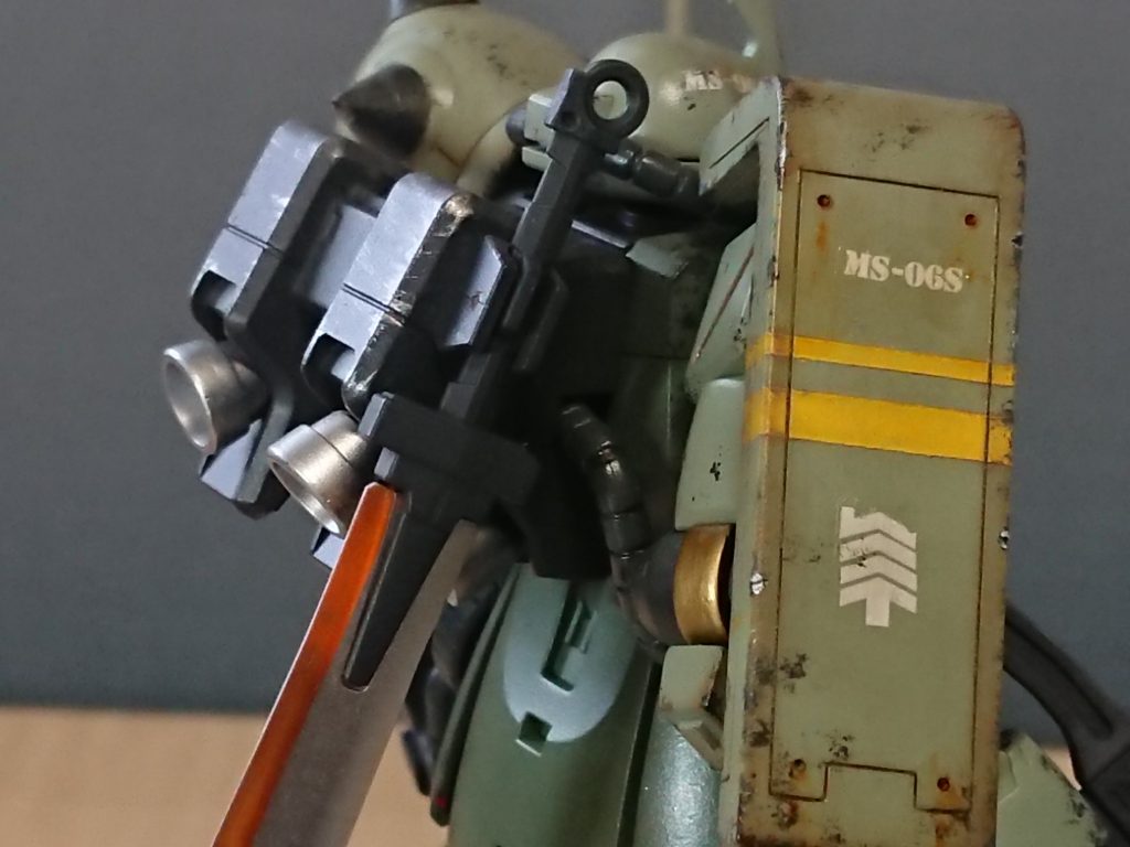 バックパックドムトローペンのバックパックを重ねており、推力強化が図られている。その他駆動部の一部を耐久性の高い素材に交換し、一般機より格闘モーションに秀でたカスタムが成されている。