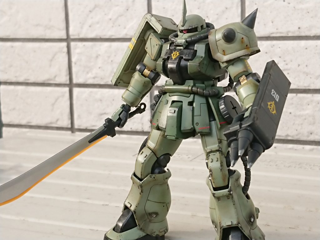 ジオン残党軍に属する小隊の隊長機得意な中〜近距離戦を主眼とした調整を行っているカスタムモデル。ヒートサーベルを装備している。