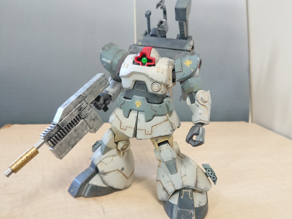 ドムのカスタムモデル。特定のパイロットのためにチューンナップされている。重装備として大型推進タンクを背負い、専用の重マシンガンを備える。