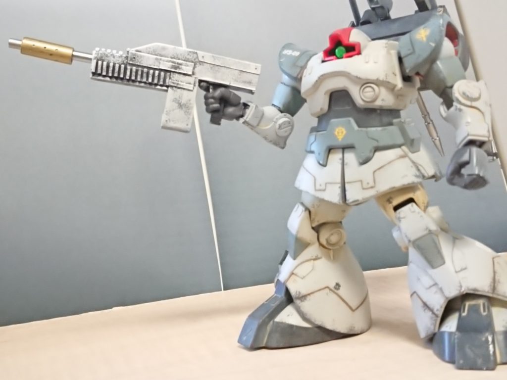 ドム用重マシンガン(拡張マガジン非装備)ドムの使用を想定した重マシンガン。高火力・高レートのマシンガンでドム系の頑丈なフレーム構造で反動を抑え込む必要がある。