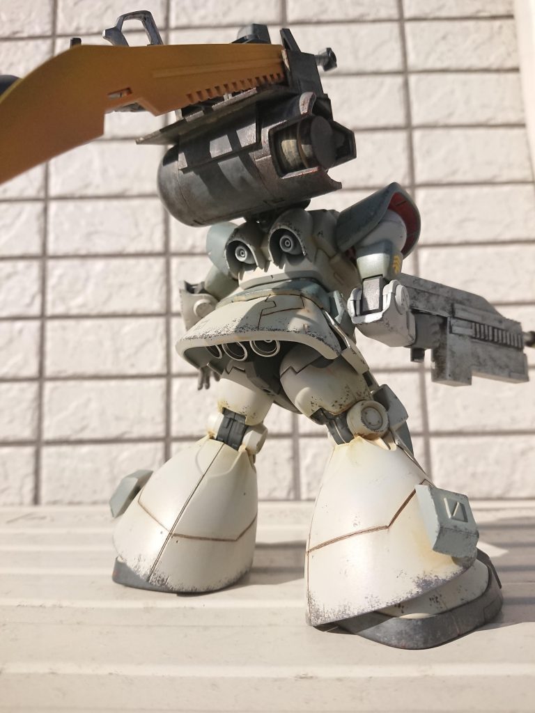 バック増加タンクに武装をマウントしており、トローペンからのフィードバックで脚部にエアインテークを外付けしている。