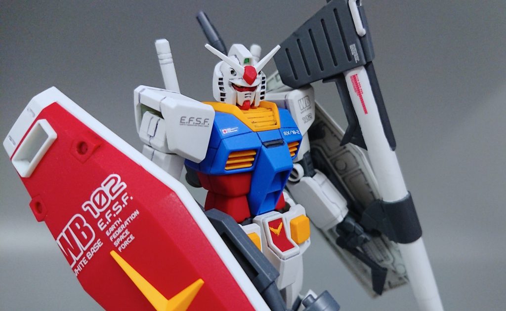 ファーストのガンダムを作ったのは久しぶりでしたが、新しい方のHGUCでしょうか、とってもプロポーションと顔が好みでなかなかお気に入りです♪