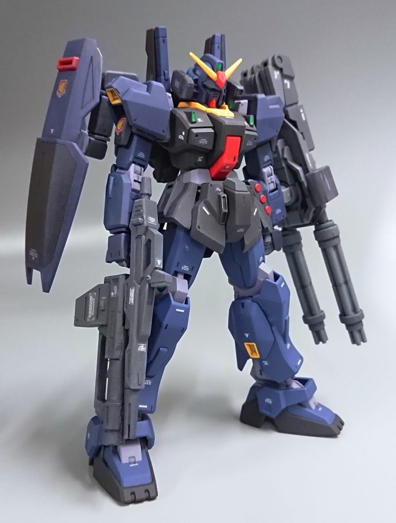 後でガトリングガンの弾薬など入ってそうなところがなかったことに気付き、後からマガジンらしきものを取り付けましたので、なんかすごく大きくなってしまいましたがw 気に入っております♪