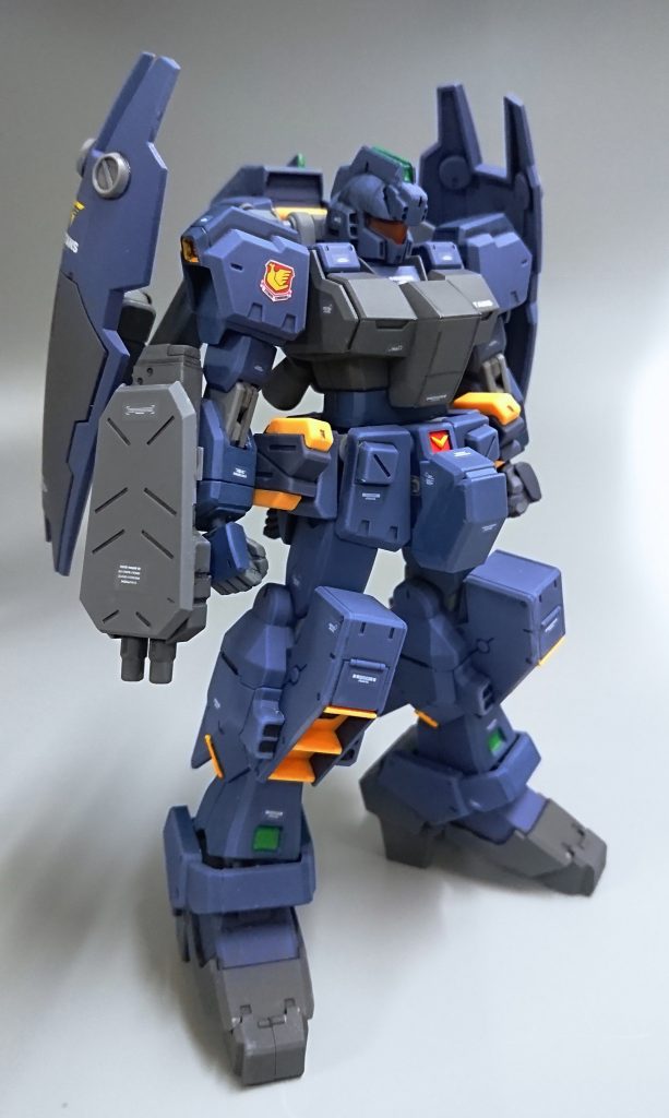 ヘイズルの頭部にジムクゥエルの顔を、（気分的にはジムクゥエルにヘイルズのセンサーヘルメット部分を付けたという流れ…w）他 前回と同じく腰を1mm延長。塗装はいつもと同じで一部ガンダムマーカーとシタデルカラーにて塗装して、そしていつも通り成型色がすきなので、そのままでつや消しクリアにて仕上げています。（とするとほぼほぼヘイズルじゃないか！ですが、一応入り口はジムクゥエルから作り出しましてカスタムして行った形だったのですが…(笑)じゃヘイズルじゃないな…w ）←すみませんm(_ _)m 最後までみて頂いてありがとうございます♪ m(_ _)m 