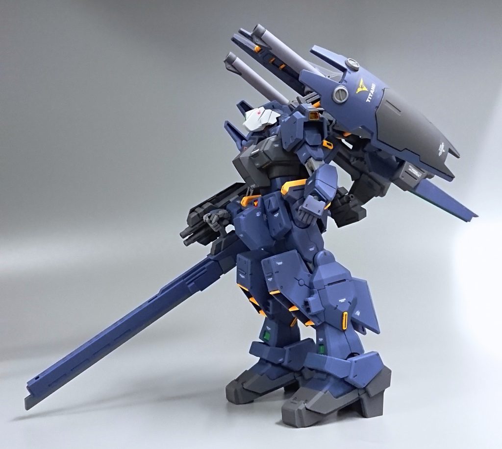 ほぼアドバンスドヘイズルですがw 一応 ジムクゥエルの強化型（実戦配備のアドバンスドヘイズルのフィードバック？と言うのでしょうか…）背中にフルドドのパーツもあり、量産計画があったジムクゥエルも、実際はそこまで量産されず色々な背景があって、後期は各部を強化パーツにて換装して実戦に配備されていた…を妄想してみましたw♪ 