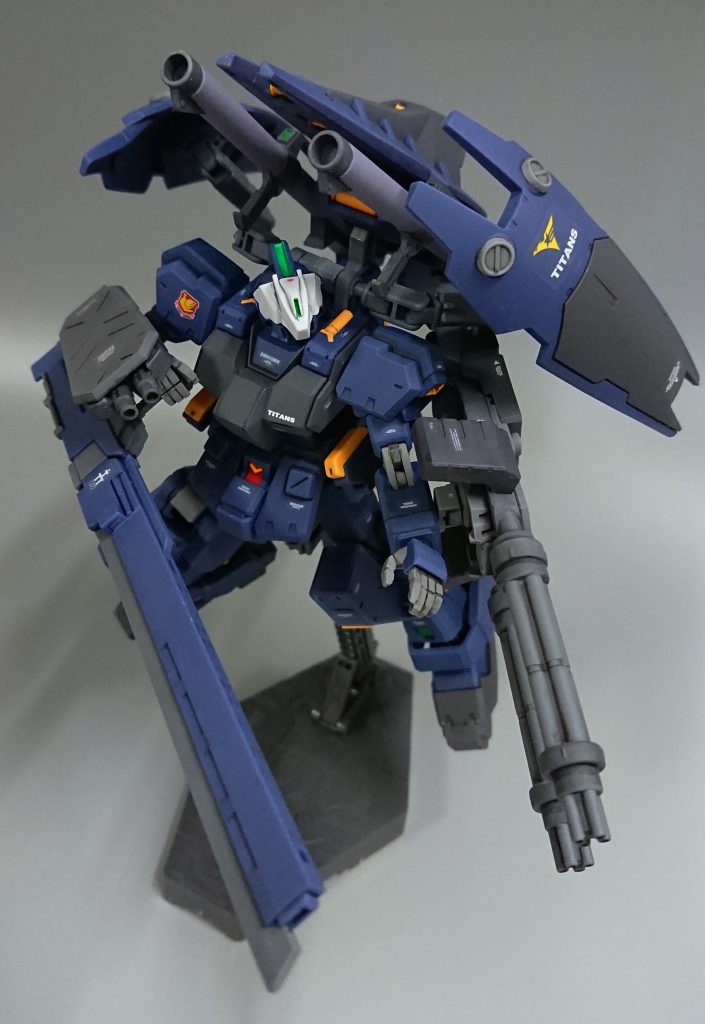 前に投稿した妄想設定の「ガンダムMk-Ⅱのガトリングシールド」と「ジムクゥエルの装備、装甲板と 小型シールド二連ビーム砲付き」に「T3部隊のヘイズルからそのままおさがりという妄想設定のロングブレードライフル簡易版」を装備。 