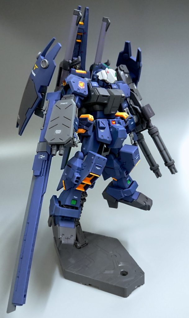 アドバンスドヘイズルの頭部の高性能光学センサーユニット、脚底部補助スラスターユニット、背中のシールドブースターを１基、バズーカ×２、さらにお気に入りのサブアームシールドを装備。 