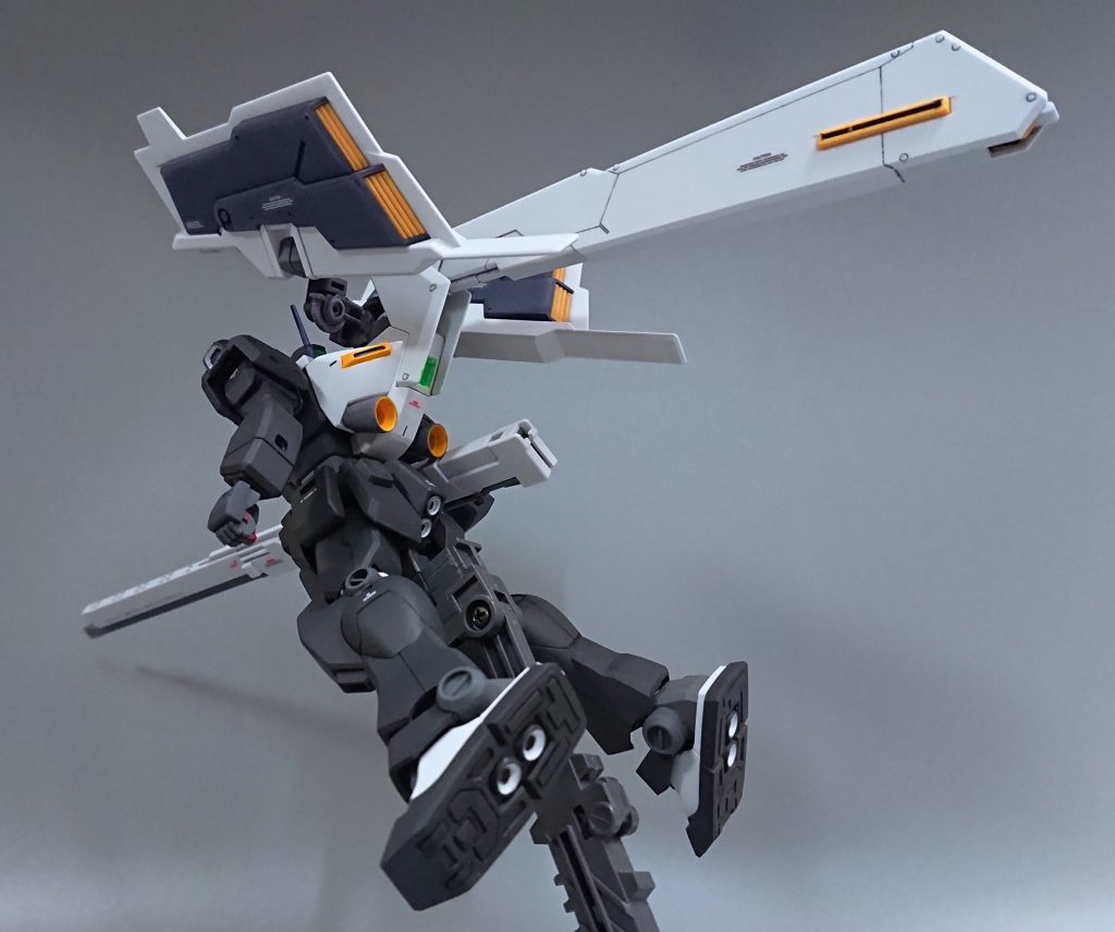 お話のインレの様なイメージで、武器を持ち、立ち上がり空を飛ぶ…みたいなw