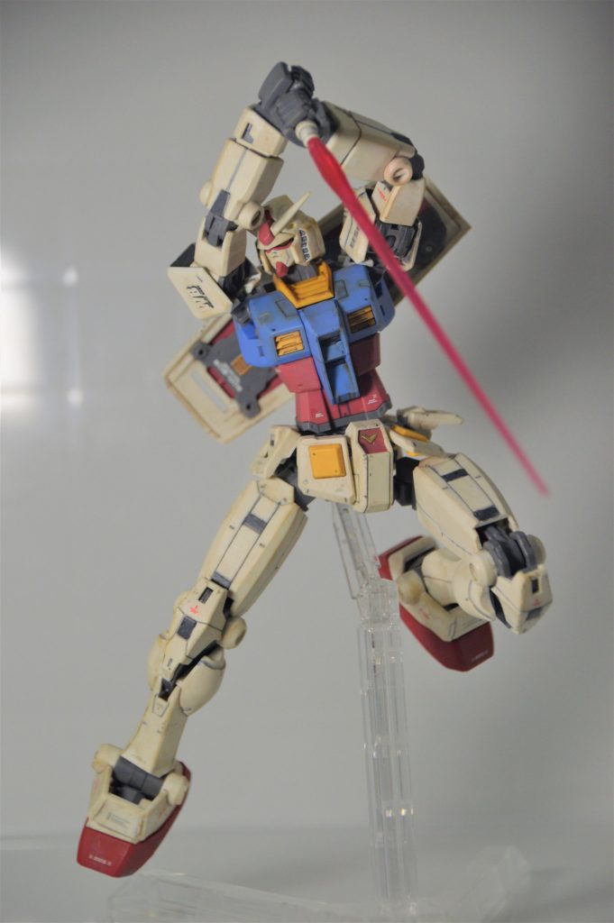 とにかく可動性が素晴らしく、ビームライフル・サーベルの両手持ちや大きく振りかぶるなどのポーズも難なくこなせるので、動かしていてとても楽しいです。