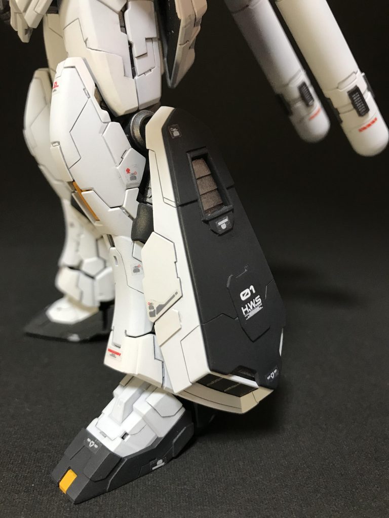 脚部スラスターになります。HG HWSのパーツを流用し、スジ彫り、プラ板によるディテール追加を行いました。