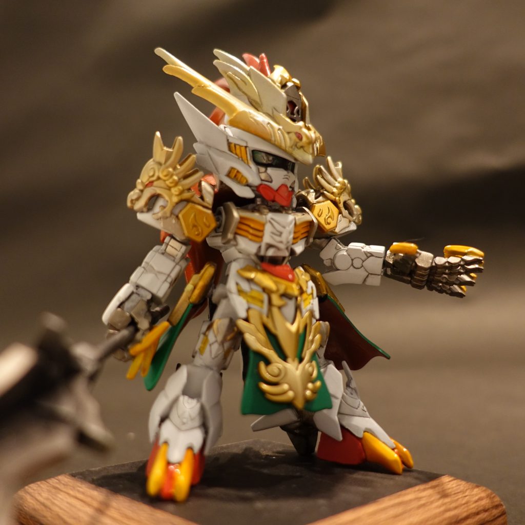 これで完成のつもりでしたが、全体的に、ボディの白が多すぎて、鉄血らしさがない様に感じたので、胴まわり、二の腕、肩など、色数を増やす事にしました。