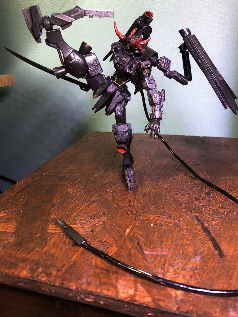 一本足で自立出来ました。なんか嬉しい。尻尾は地面ついてますけど、柔らかいので支えにはなりません。