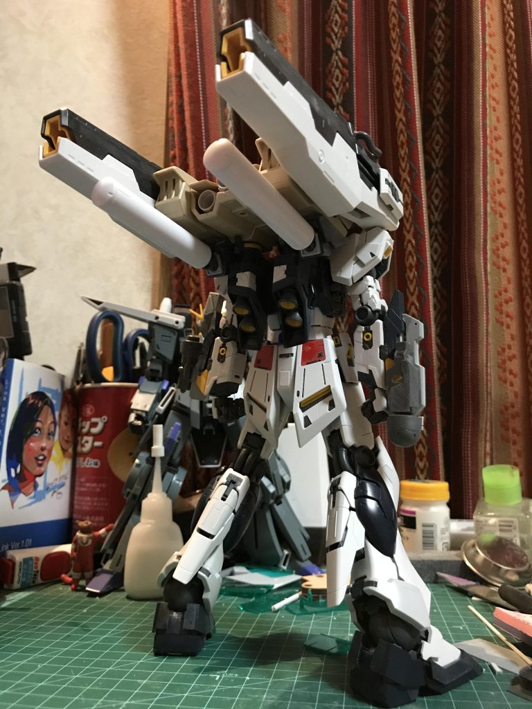 塗り分けも考え、νガンのバックパックに差し込む形でEWACシステムを取り付けております。