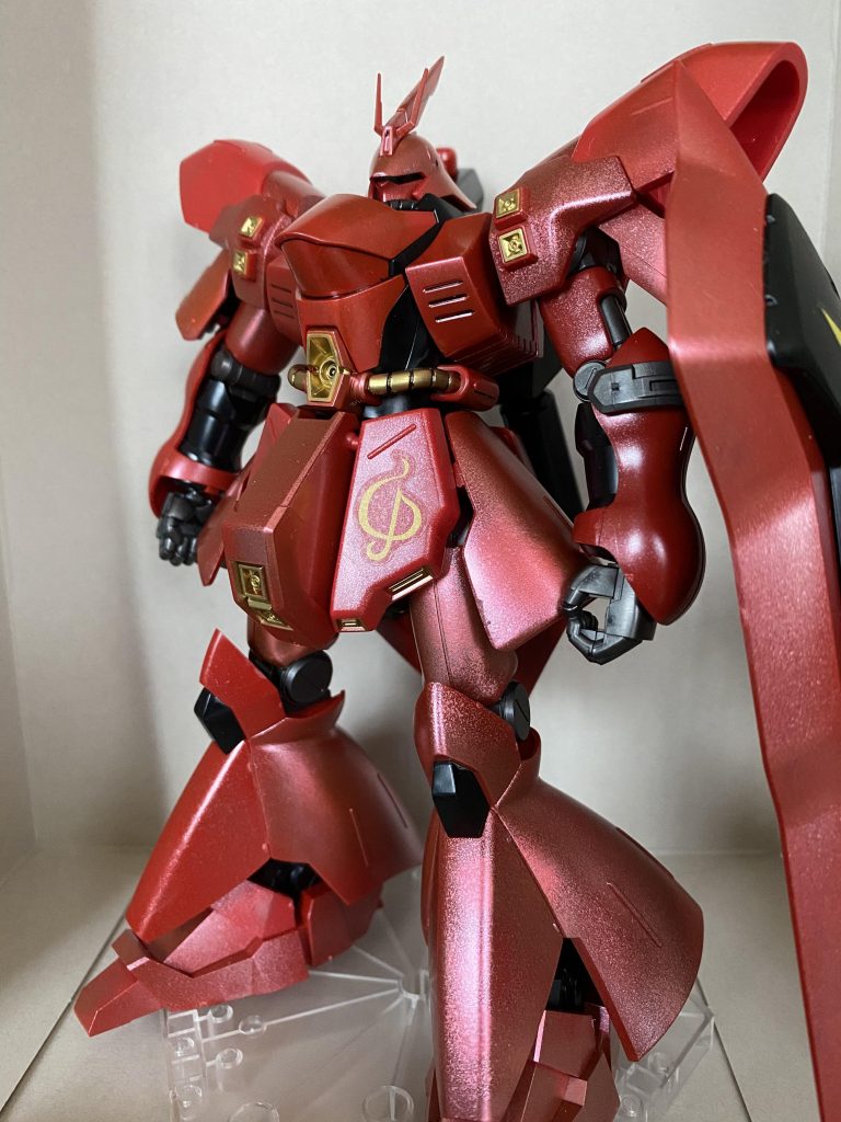 赤色のパーツは、全てメタリックレッドで塗装しているのですが、メタリック感が出てないパーツがあります。デカールも悪目立ち…。