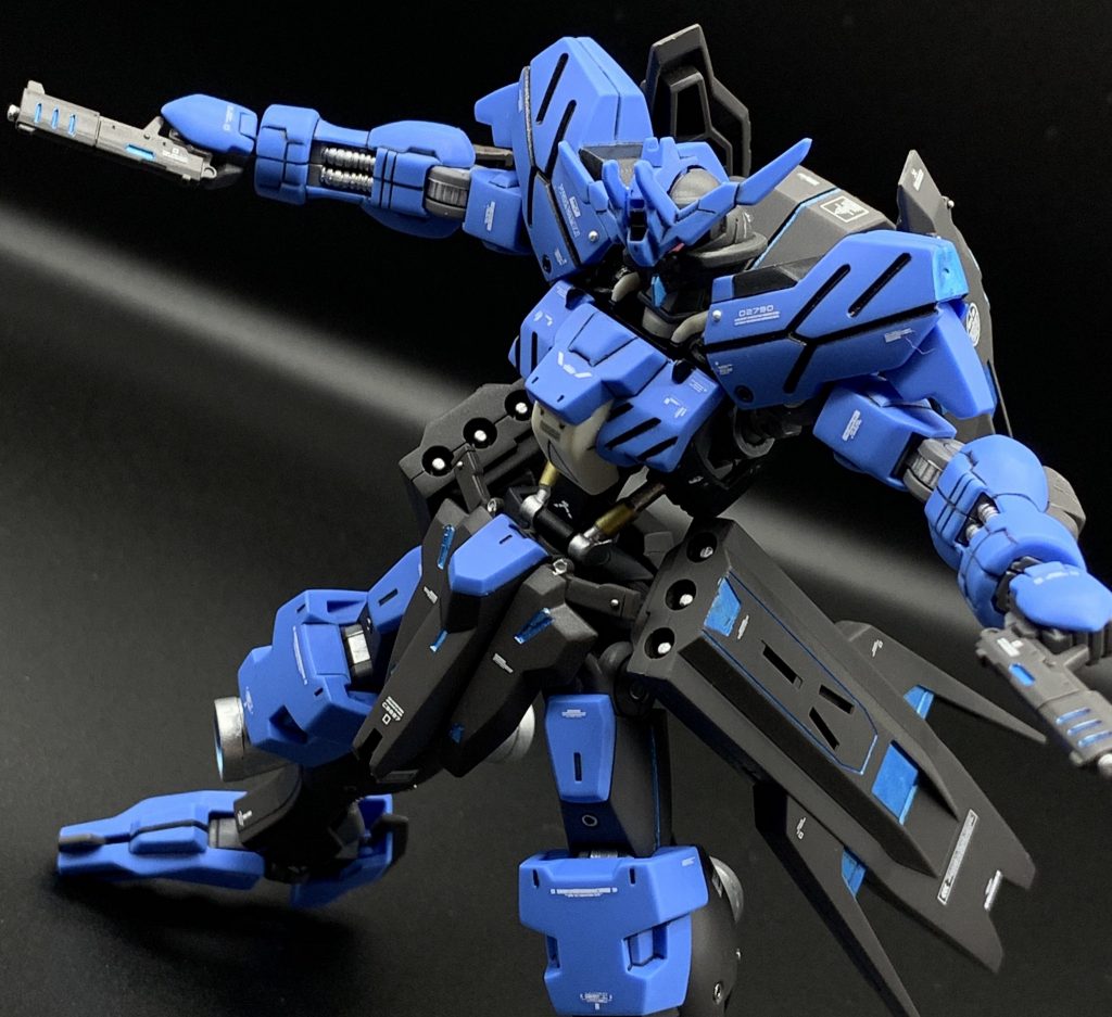 アイは付属のホイルシールを使用していますがワンポイントのパープルピンクが映えますね!