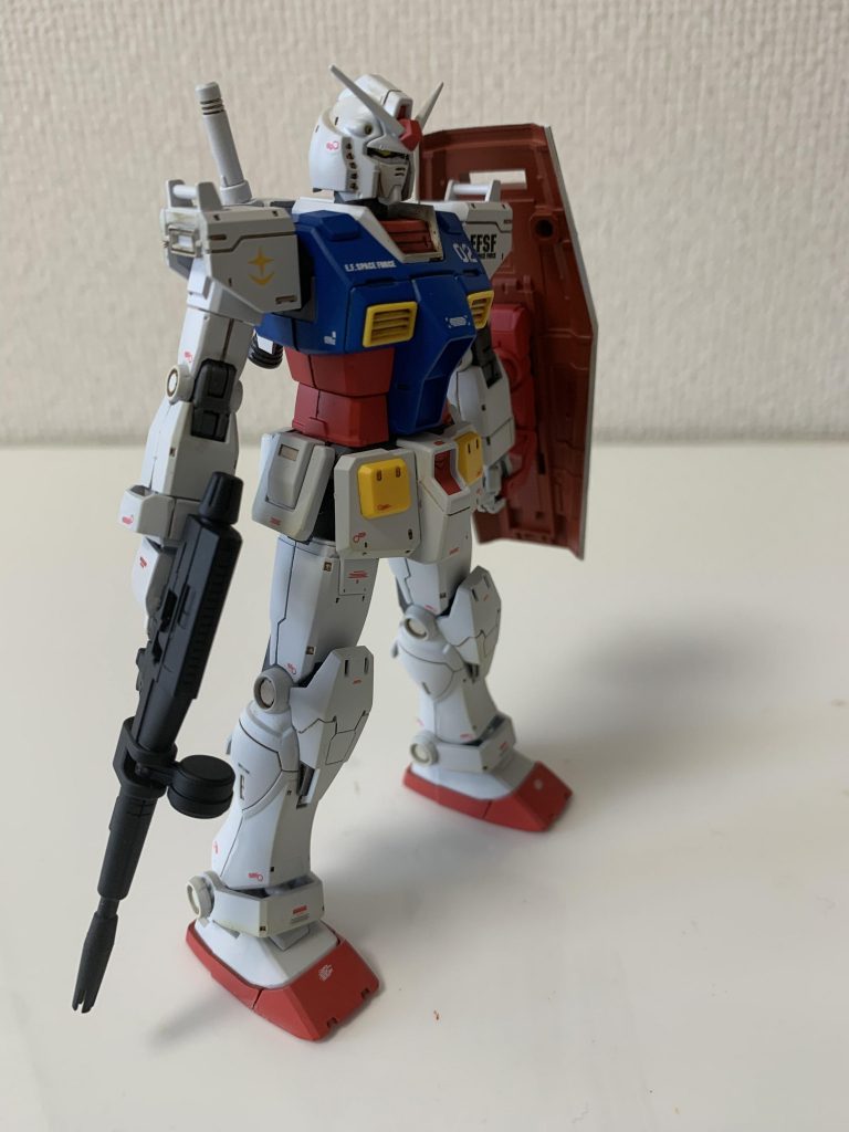 武器を装備したところ。ビームライフルはクレオスの黒サフにつや消しトップコート、シールド裏もクレオスの赤サフにつや消しトップコートで仕上げてます。