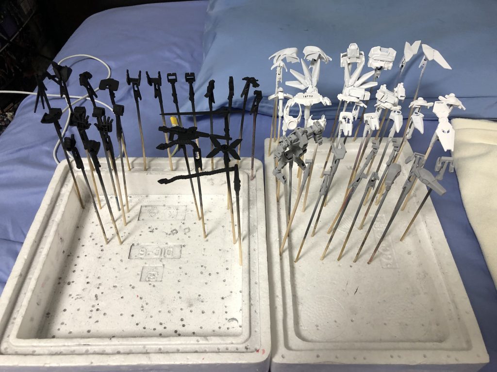 サフ状態。コバルトブルーは白、メタリックブルーはグレー、メタリックレッド部分は黒でそれぞれ下地を塗った。