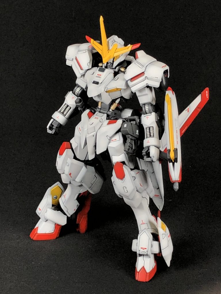 反対側からのショット。シールドに着いている爪は先端を切り取りプラ板を貼って鋭利にいています。